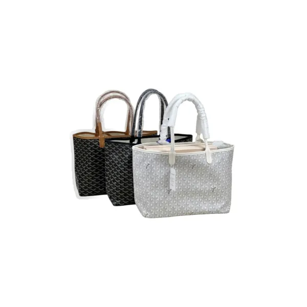 Bags & accessories · B004 from the Six Seven Shop catalogue